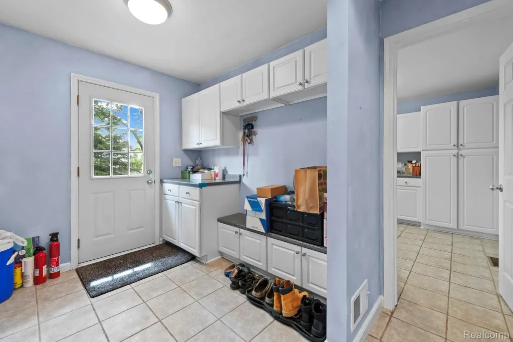 871 Spartan Drive Rochester Hills City MI 48309