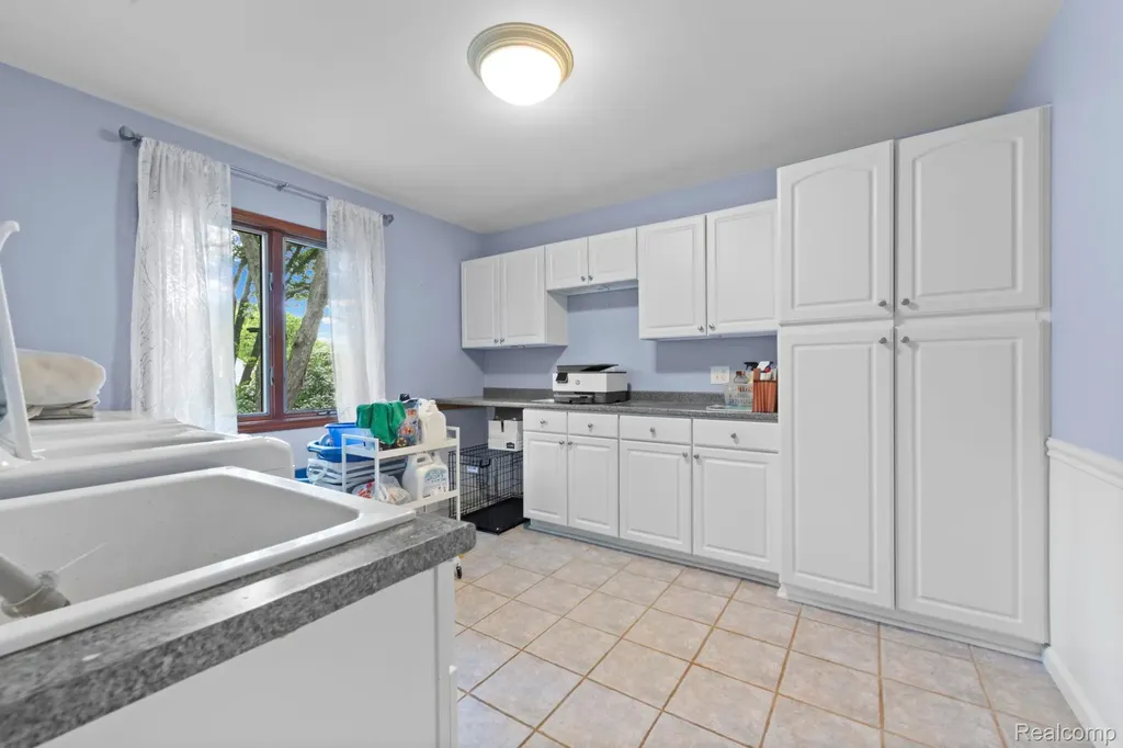 871 Spartan Drive Rochester Hills City MI 48309