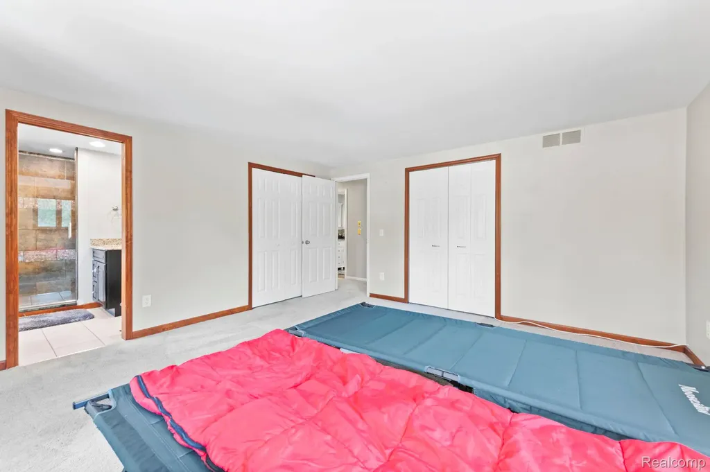 871 Spartan Drive Rochester Hills City MI 48309