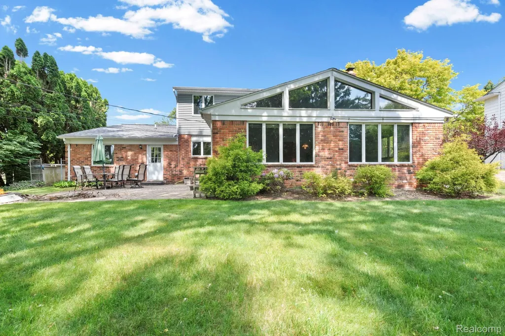 871 Spartan Drive Rochester Hills City MI 48309