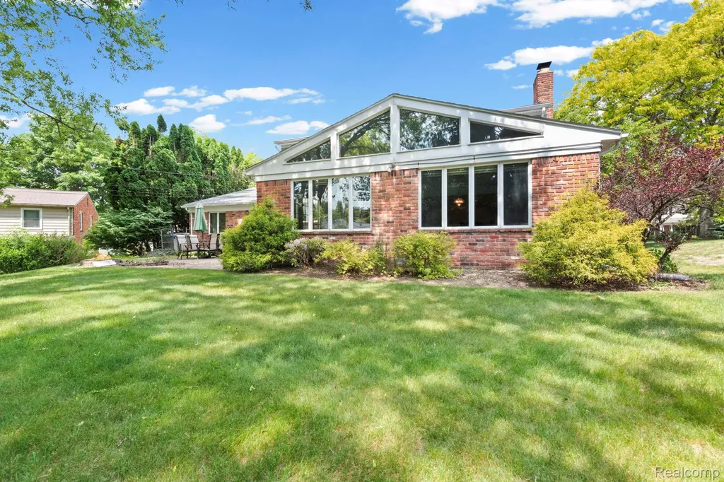 871 Spartan Drive Rochester Hills City MI 48309