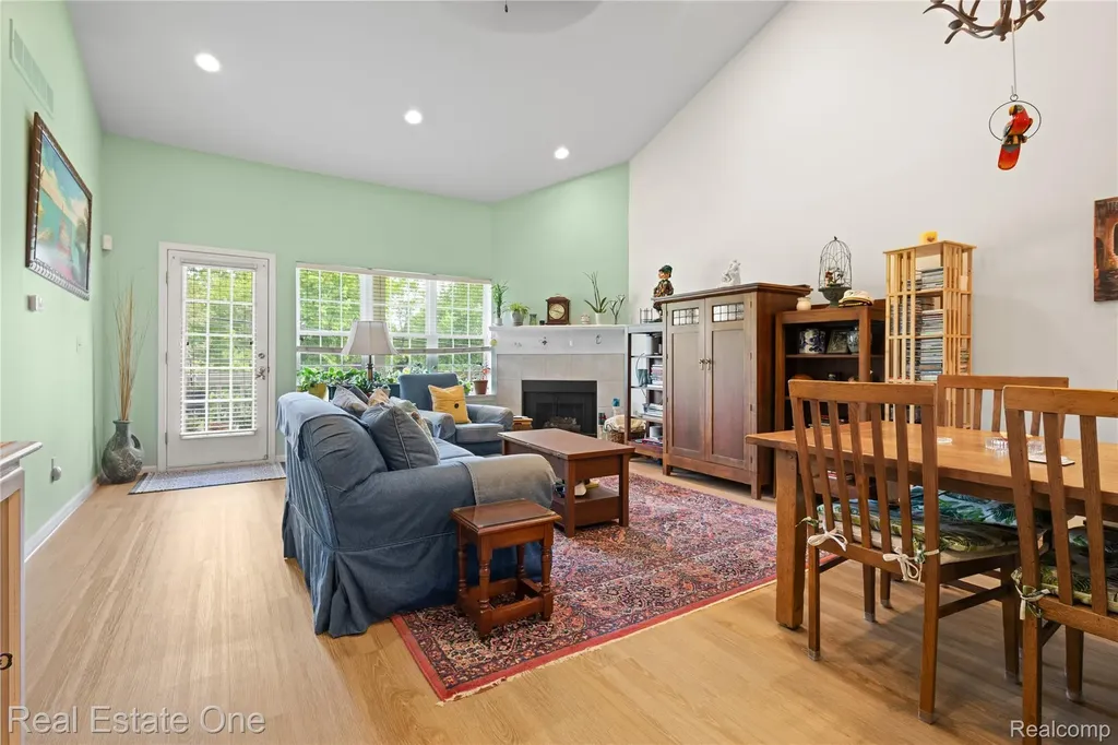 731 E Bluff Court Rochester Hills City MI 48307