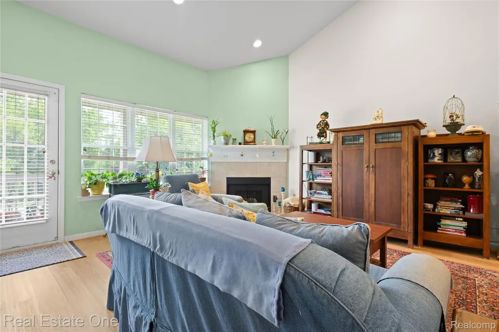 731 E Bluff Court Rochester Hills City MI 48307