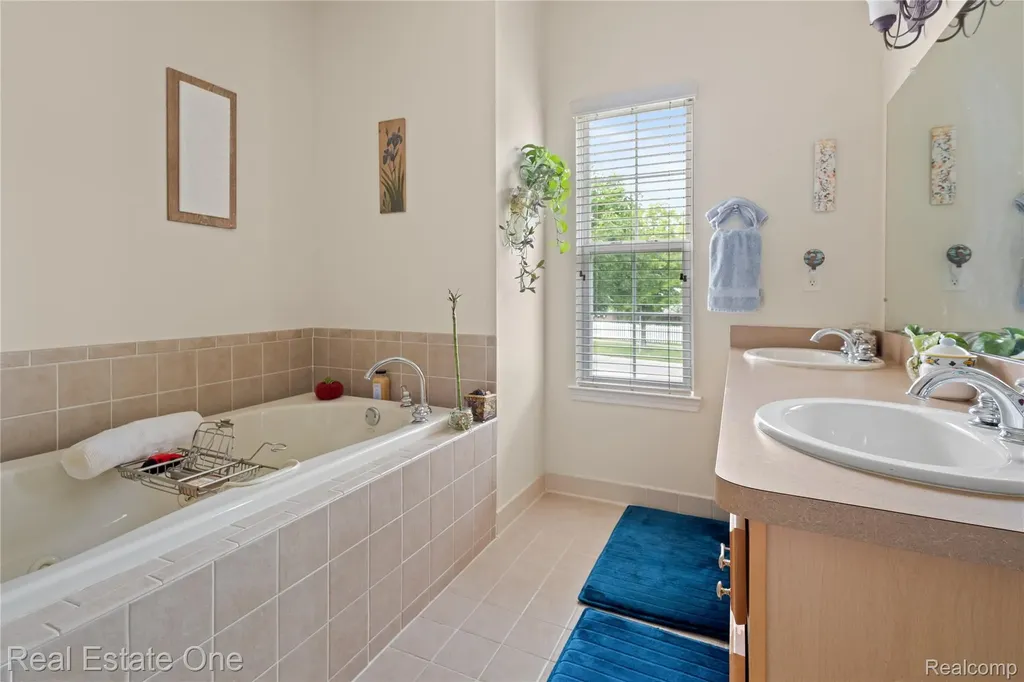 731 E Bluff Court Rochester Hills City MI 48307