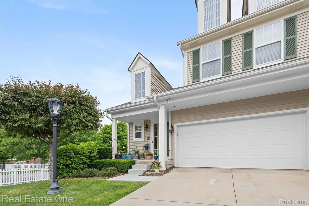 731 E Bluff Court Rochester Hills City MI 48307