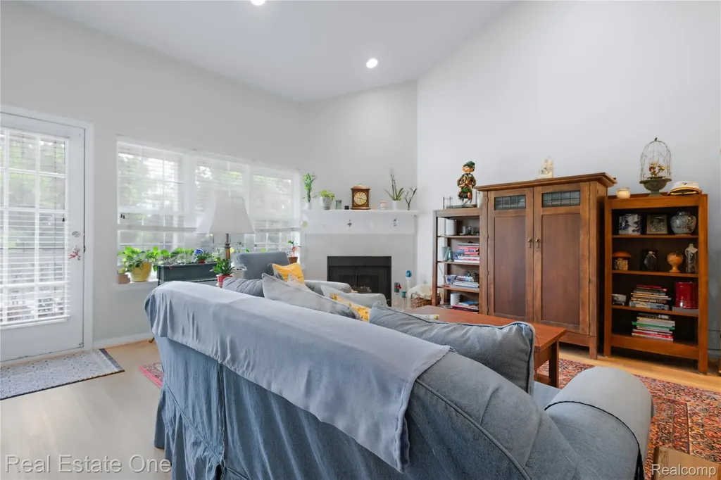 731 E Bluff Court Rochester Hills City MI 48307