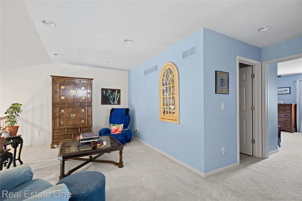 731 E Bluff Court Rochester Hills City MI 48307