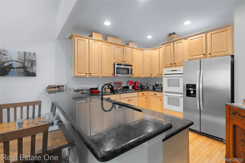 731 E Bluff Court Rochester Hills City MI 48307