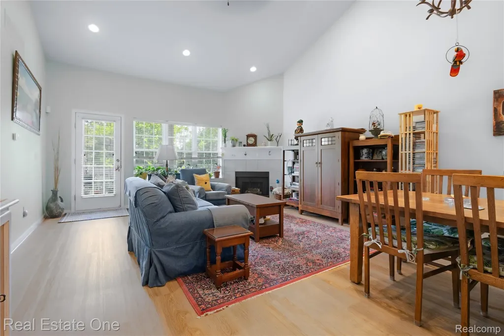 731 E Bluff Court Rochester Hills City MI 48307