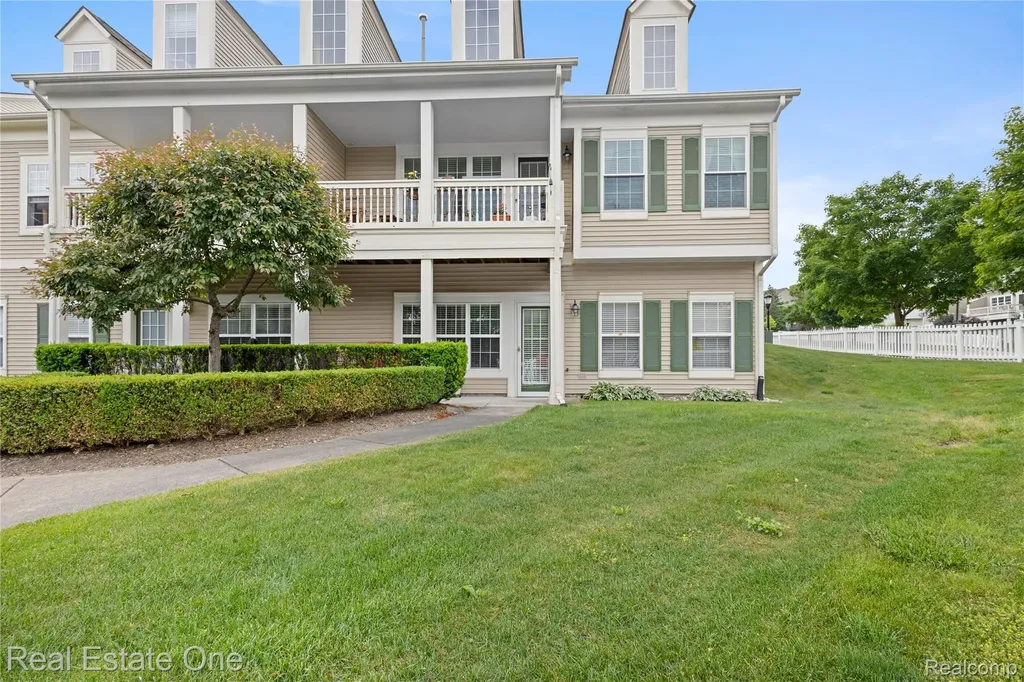 731 E Bluff Court Rochester Hills City MI 48307