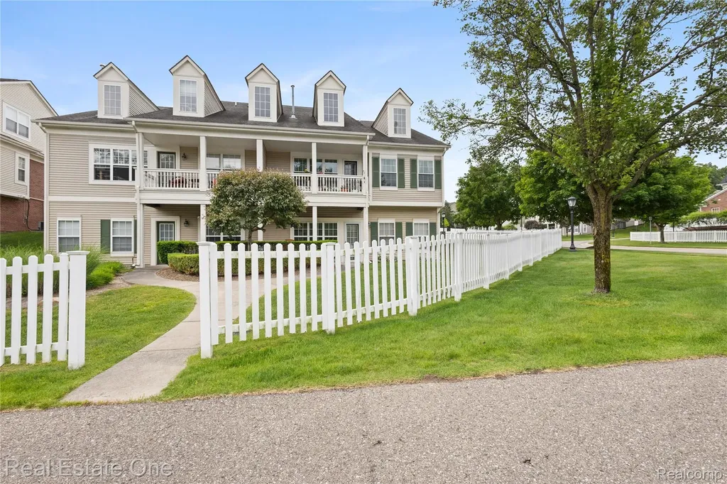 731 E Bluff Court Rochester Hills City MI 48307