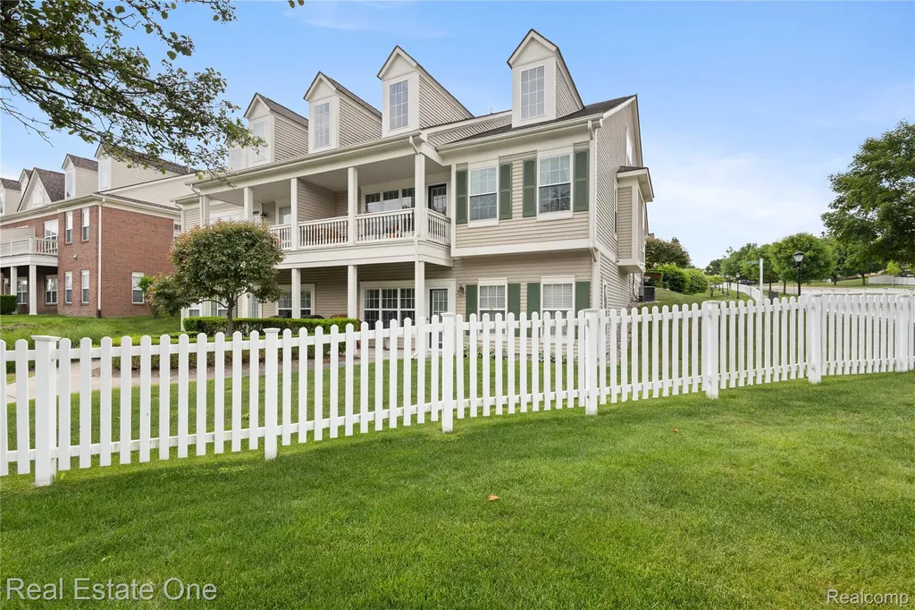731 E Bluff Court Rochester Hills City MI 48307
