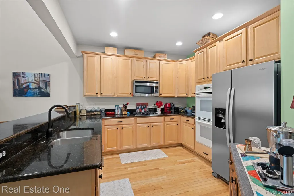 731 E Bluff Court Rochester Hills City MI 48307