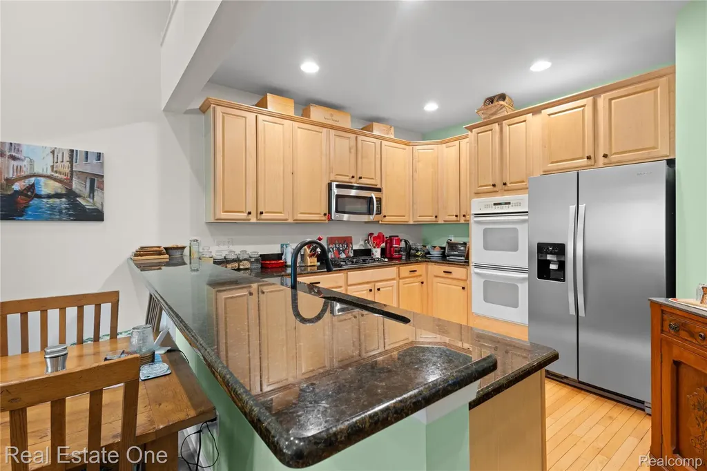731 E Bluff Court Rochester Hills City MI 48307