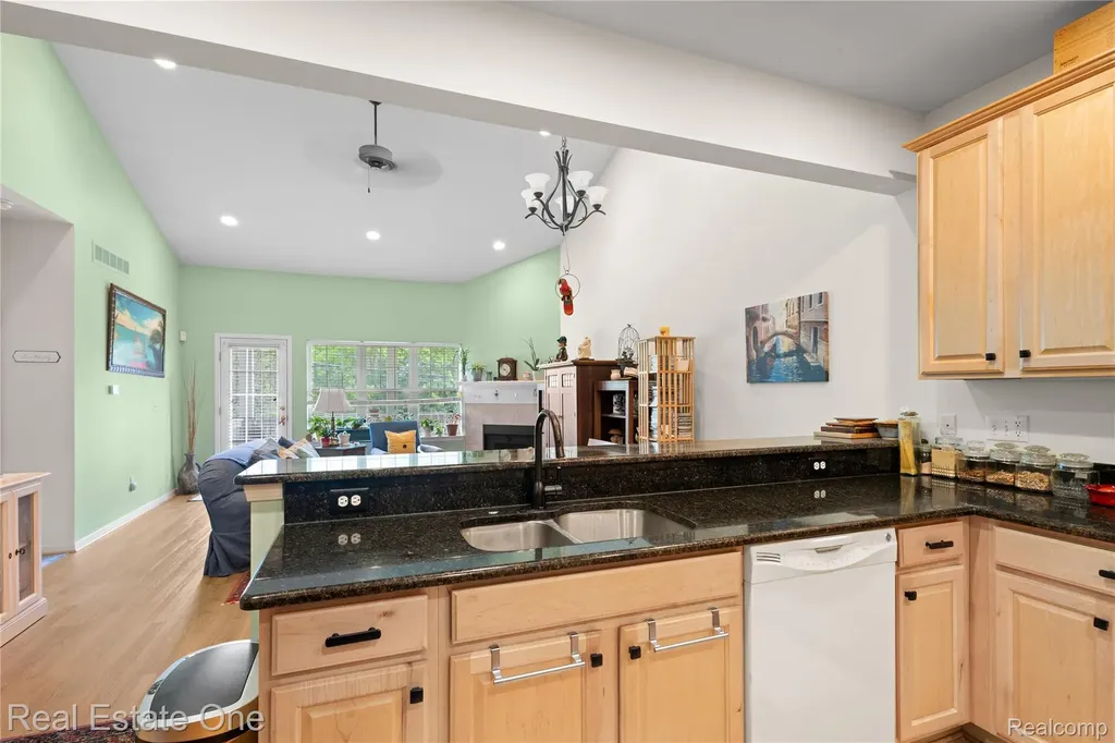 731 E Bluff Court Rochester Hills City MI 48307