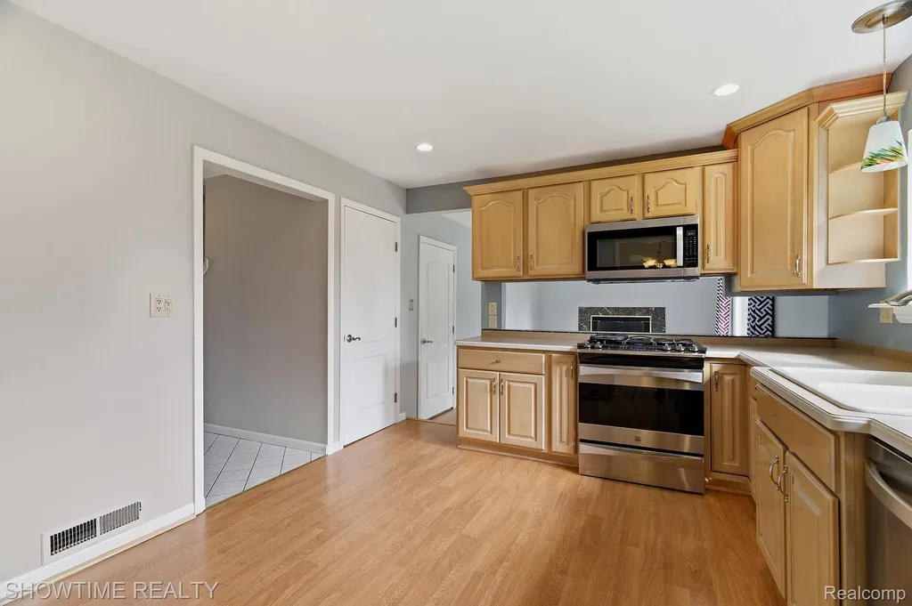 45466 Keding Street Utica City MI 48317