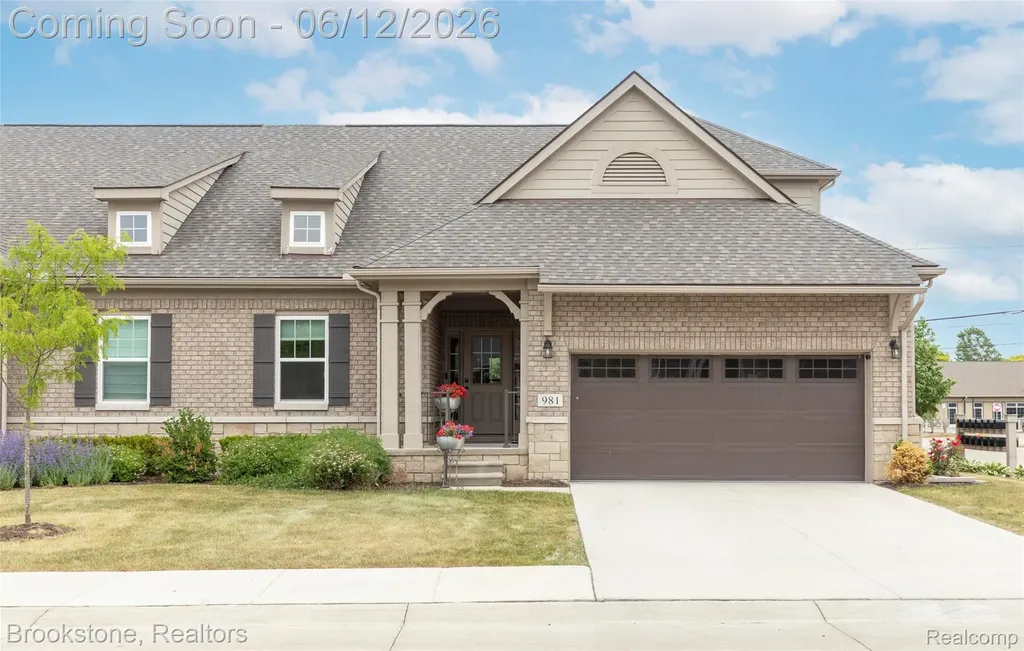 981 Cottage Troy City MI 48085