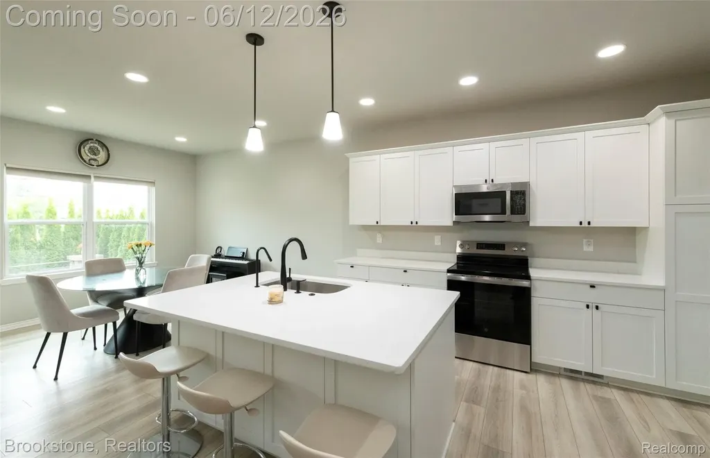 981 Cottage Troy City MI 48085