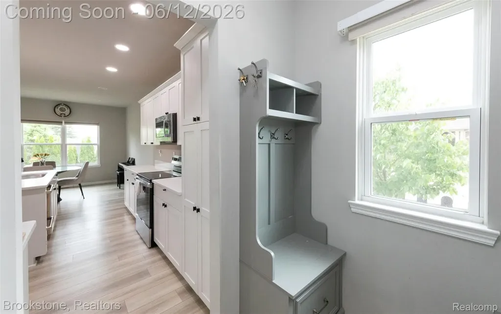 981 Cottage Troy City MI 48085
