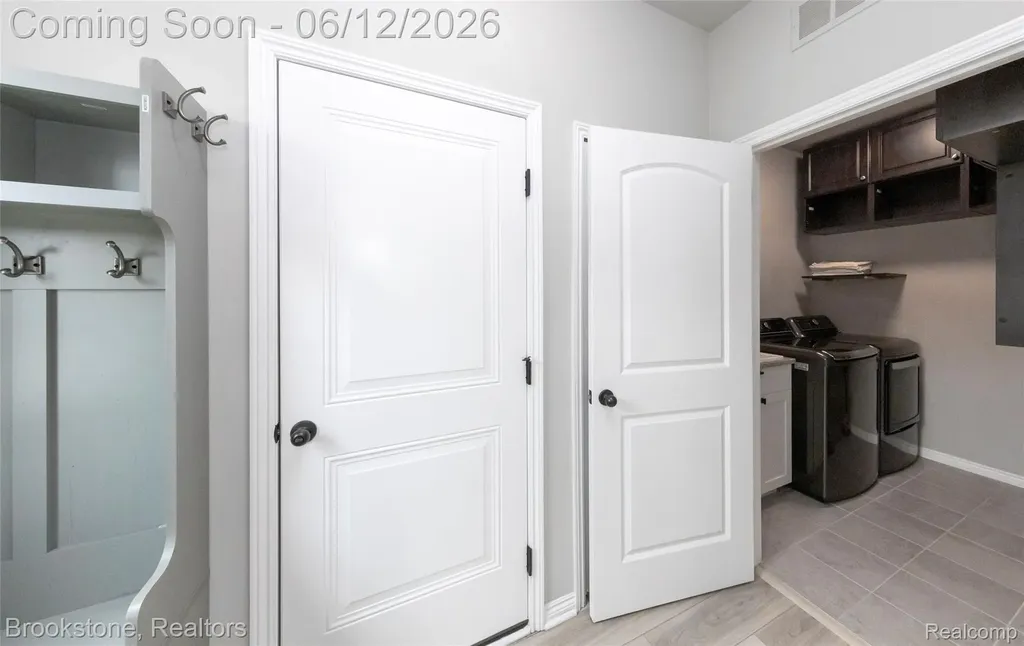 981 Cottage Troy City MI 48085