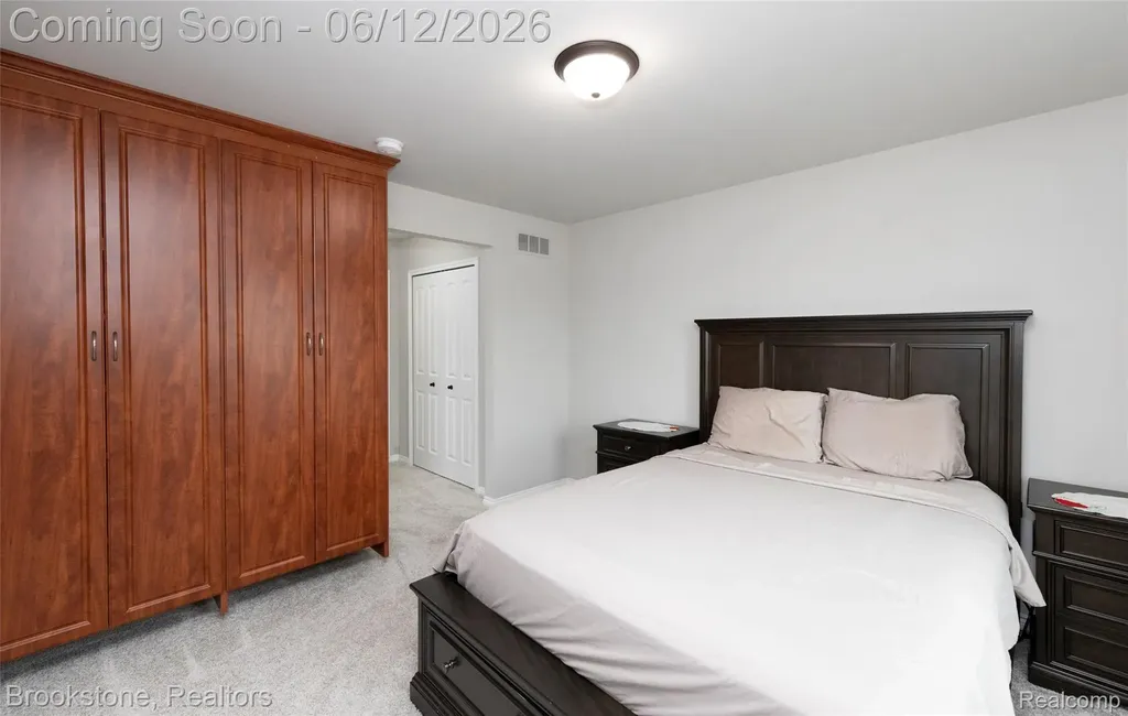 981 Cottage Troy City MI 48085