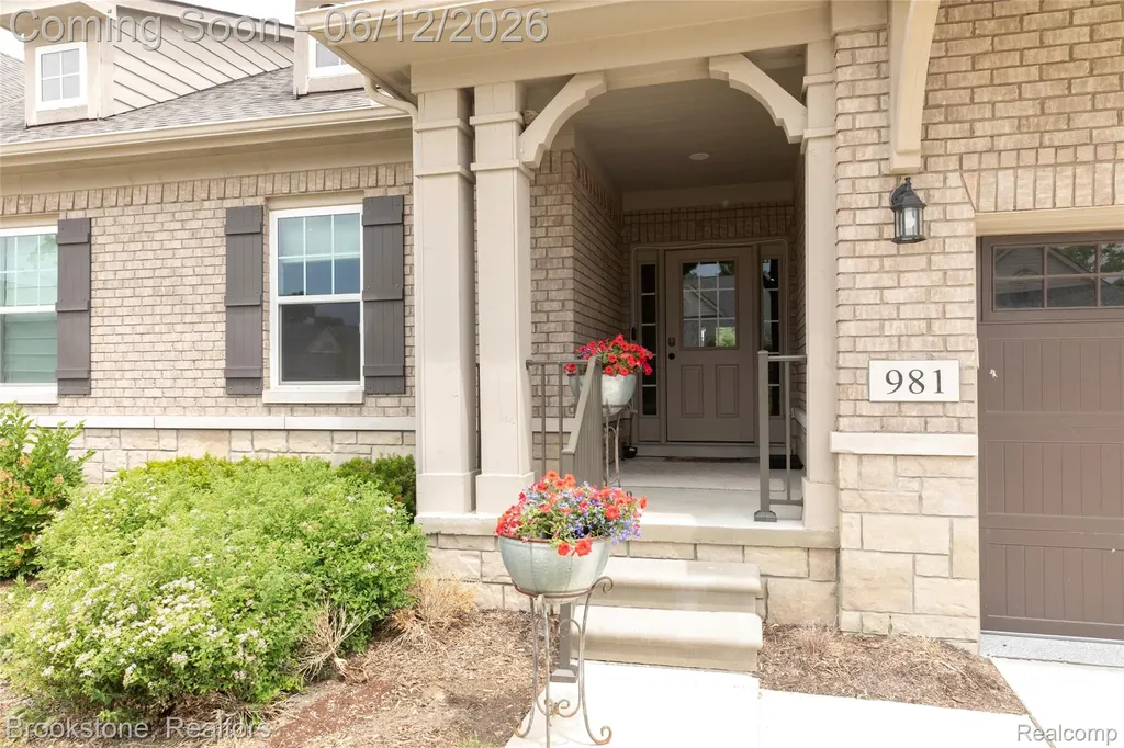 981 Cottage Troy City MI 48085