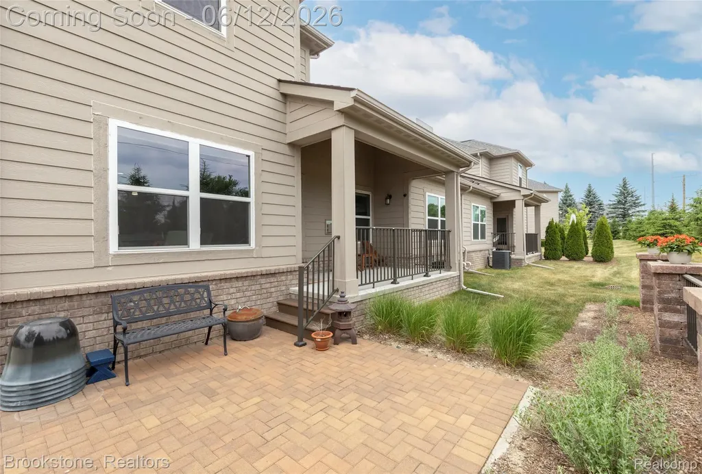 981 Cottage Troy City MI 48085