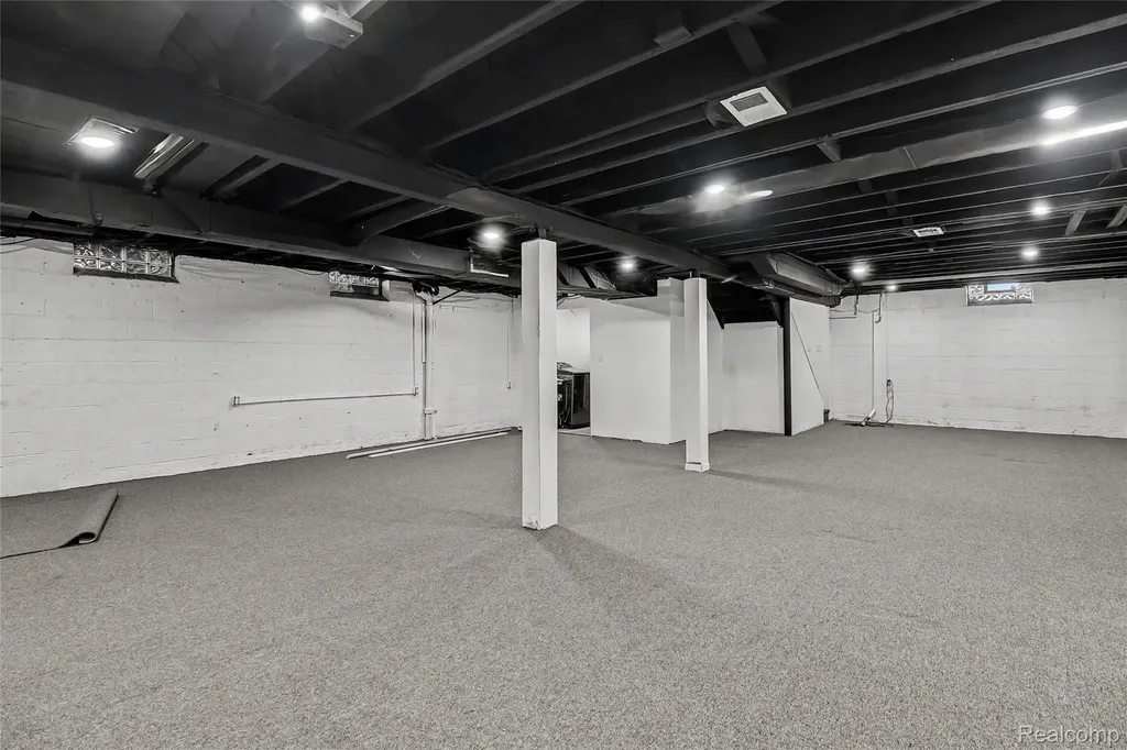27591 Little Mack Avenue St. Clair Shores City MI 48081