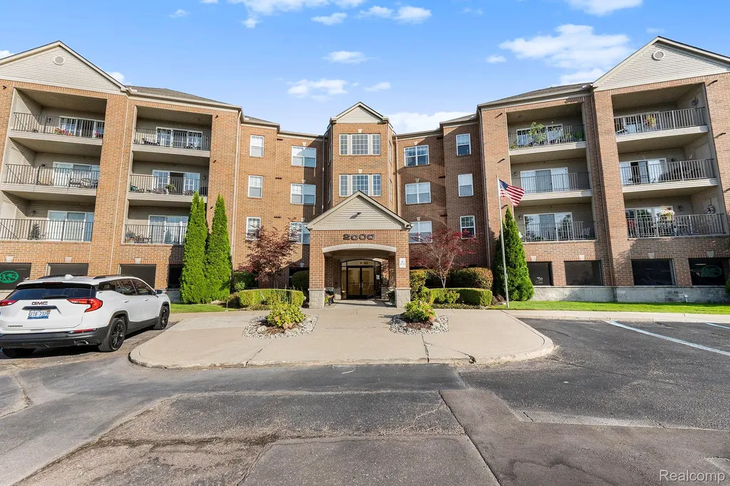 2104 Country Club Drive St. Clair Shores City MI 48082