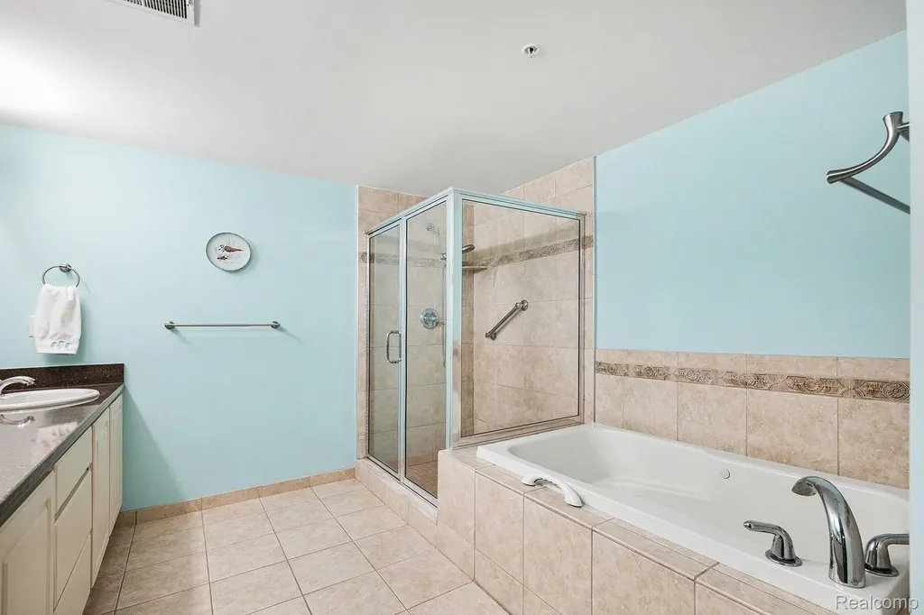 2104 Country Club Drive St. Clair Shores City MI 48082
