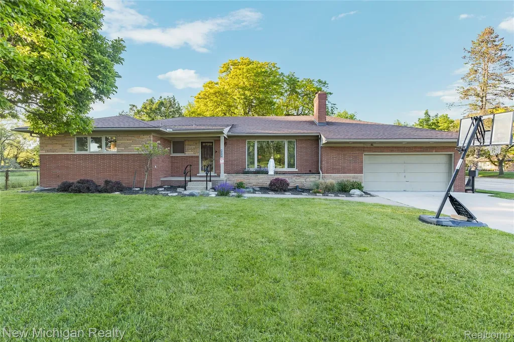 8359 Chicago Road Warren City MI 48093