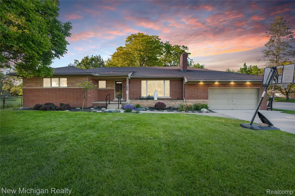 8359 Chicago Road Warren City MI 48093