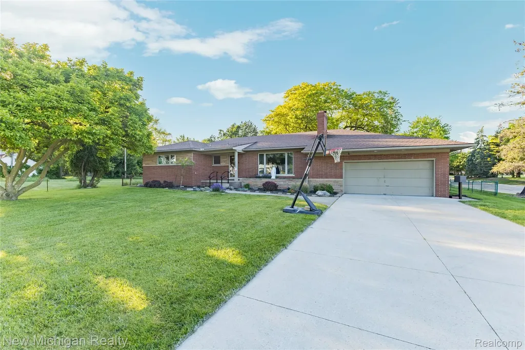 8359 Chicago Road Warren City MI 48093