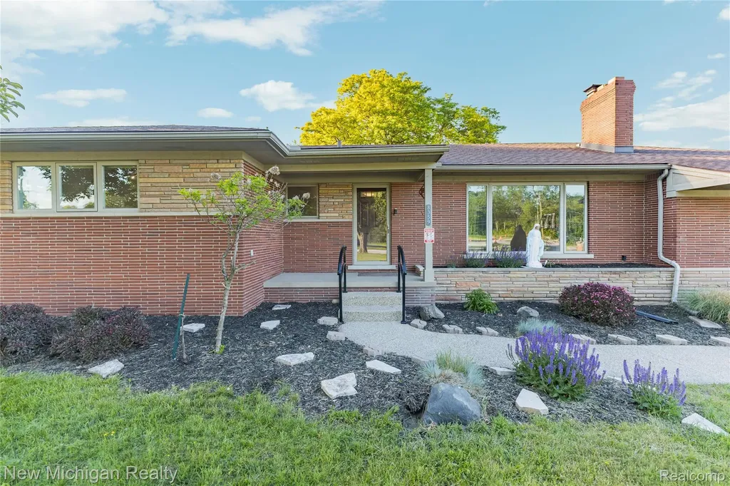 8359 Chicago Road Warren City MI 48093