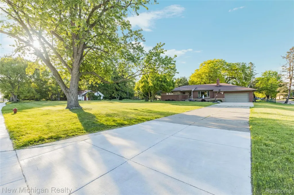 8359 Chicago Road Warren City MI 48093