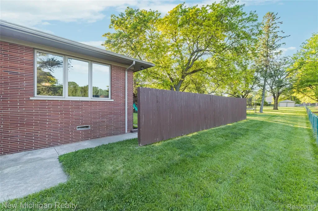 8359 Chicago Road Warren City MI 48093