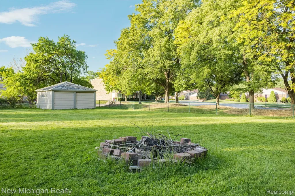 8359 Chicago Road Warren City MI 48093