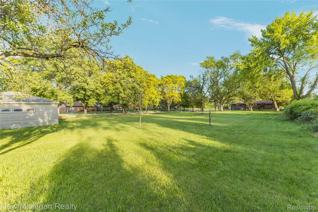 8359 Chicago Road Warren City MI 48093
