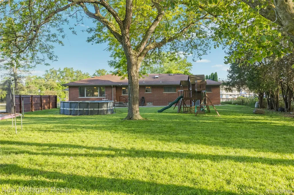 8359 Chicago Road Warren City MI 48093
