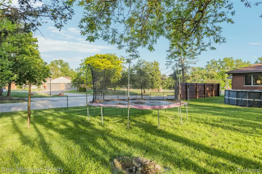 8359 Chicago Road Warren City MI 48093