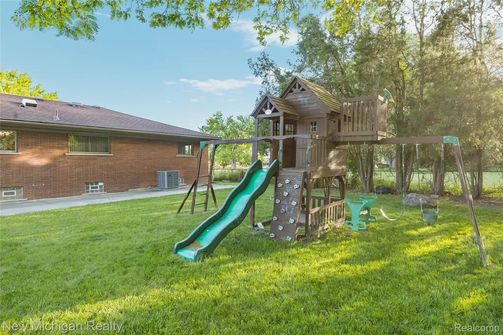 8359 Chicago Road Warren City MI 48093