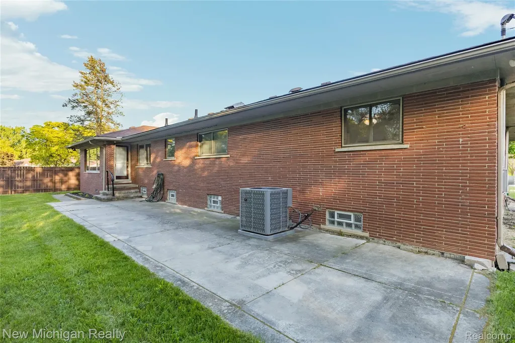 8359 Chicago Road Warren City MI 48093