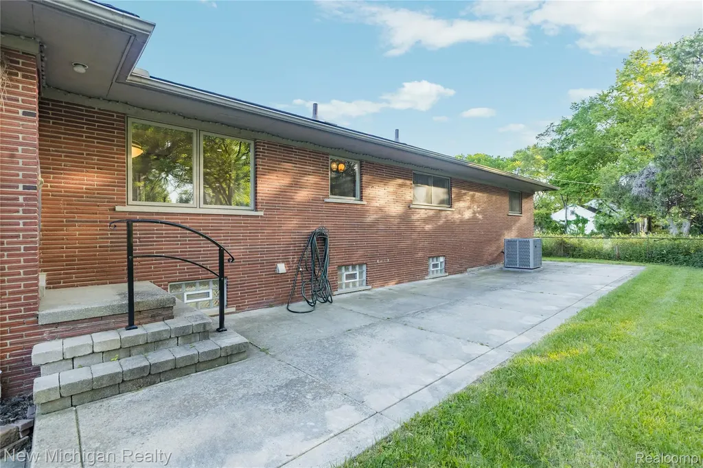 8359 Chicago Road Warren City MI 48093