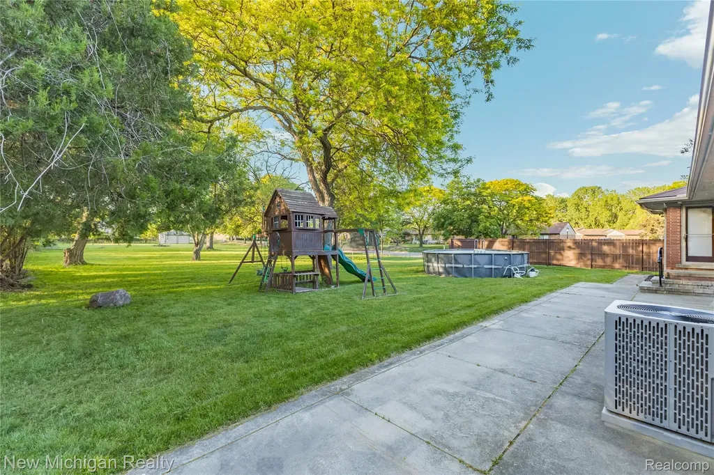 8359 Chicago Road Warren City MI 48093