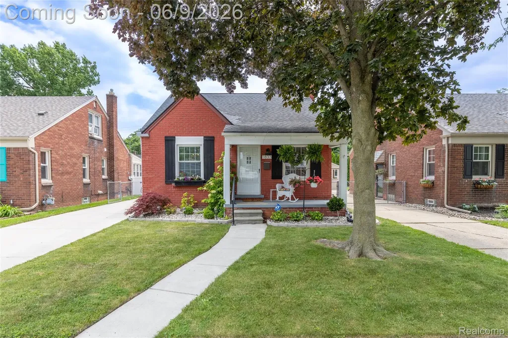 1833 Vinewood Street Wyandotte City MI 48192