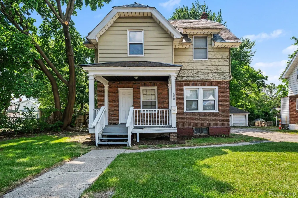 680 N Perry Street Pontiac City MI 48342
