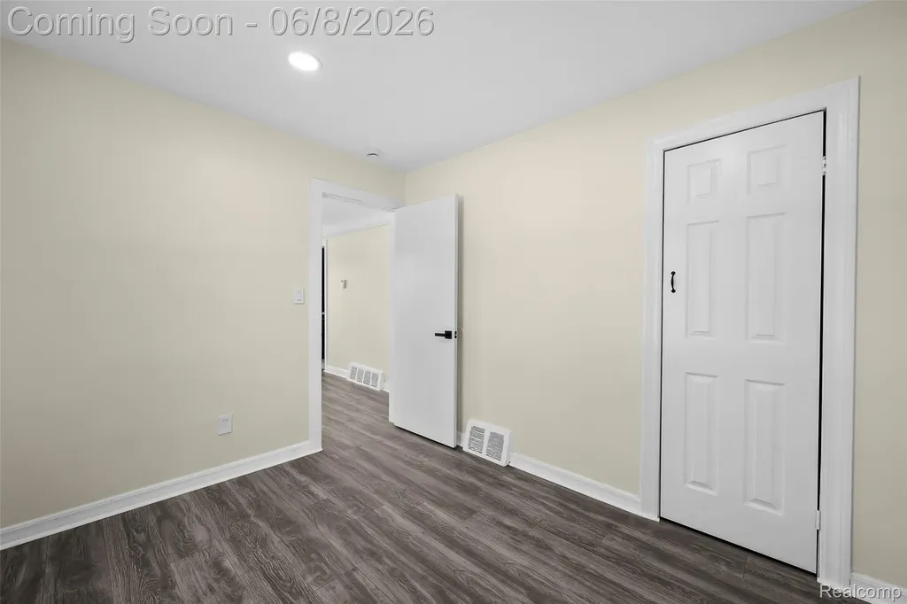 28075 Annapolis Road Westland City MI 48186