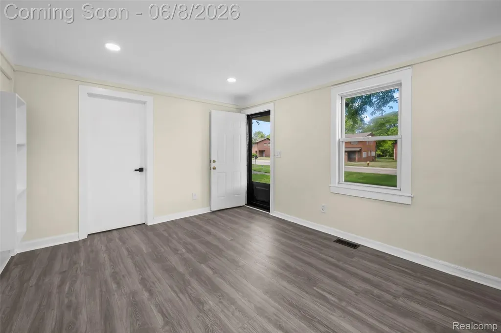 28075 Annapolis Road Westland City MI 48186