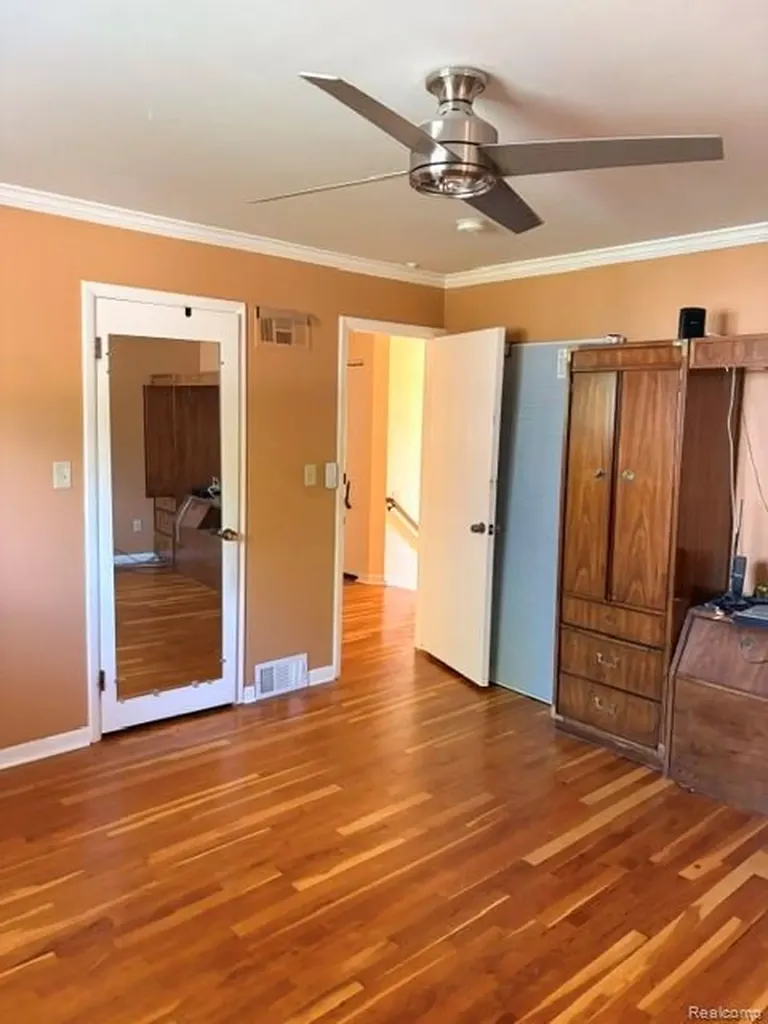 19412 Starlane Street Southfield City MI 48075