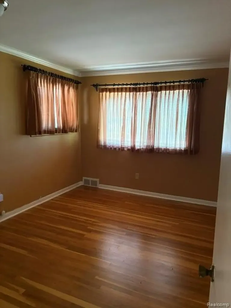 19412 Starlane Street Southfield City MI 48075